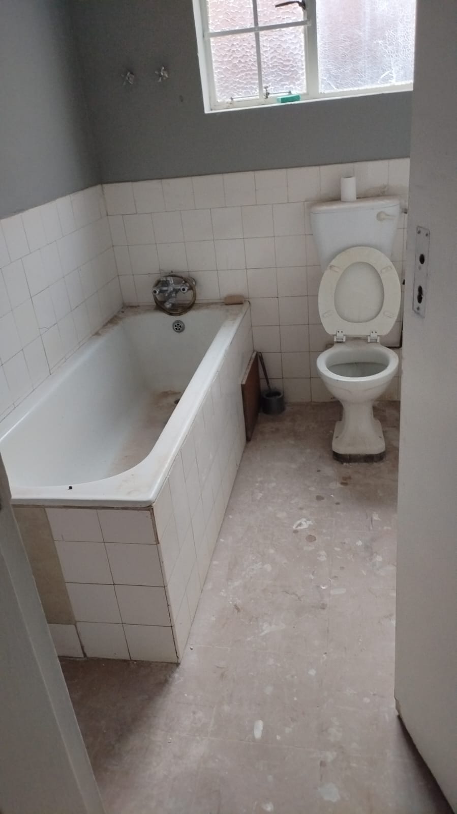 Original bathroom prior to renovation